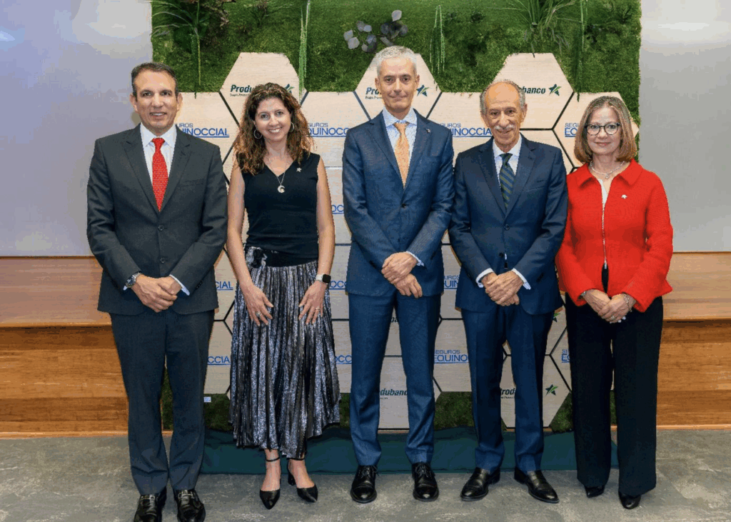 De izquierda a derecha: Juan Manuel Merchán, Gerente General Seguros Equinoccial; María Isabel Román, Vicepresidente Banca Minorista Produbanco, Rubén Eguiguren, Presidente Ejecutivo Produbanco, Roque Sevilla, Presidente del Directorio de Grupo Futuro y Seguros Equinoccial y Martha Cecilia Paredes, Vicepresidente Ejecutivo Produbanco.
